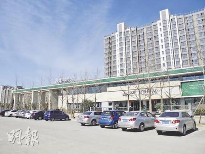 上周末開售的北京「遠洋一方」三期,因位置偏遠,成為京城唯一減價新盤。圖為售樓處外景。(鄧亮攝) 上周末開售的北京「遠洋一方」三期,因位置偏遠,成為京城唯一減價新盤。圖為售樓處外景。(鄧亮攝)