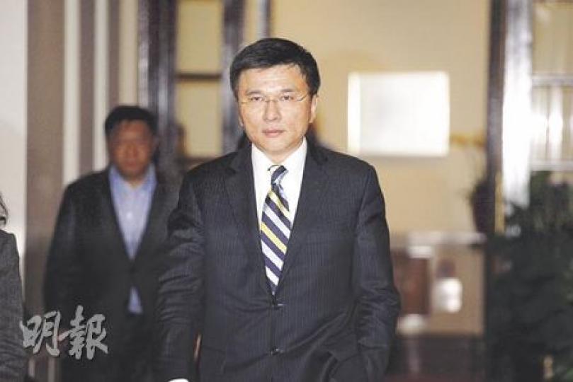 財經事務及庫務局長陳家強在臨時撥款遭否決後逾半小時才黯然步出立法會,離開時呼籲泛民議員不要因為政治考慮而罔顧市民利益。(李紹昌攝) 財經事務及庫務局長陳家強在臨時撥款遭否決後逾半小時才黯然步出立法會,離開時呼籲泛民議員不要因為政治考慮而罔顧市民利益。(李紹昌攝)