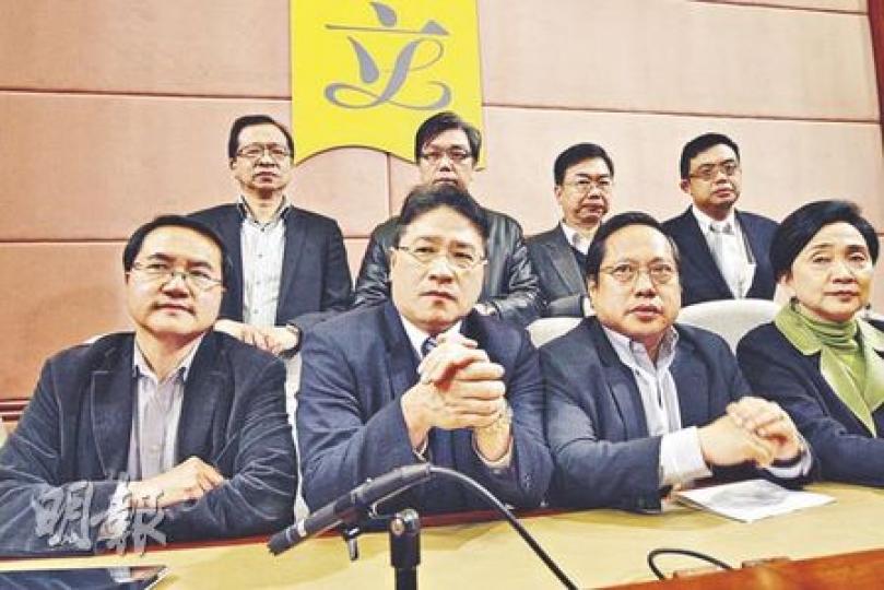 民主黨計劃本月30日提出「對財政司長曾俊華不信任」動議,民主黨主席何俊仁(前排右二)說﹕「(曾俊華)的理財思維抱殘守缺、僵化守舊,未能維持香港長遠發展,因此不適合擔任財政司長。」(李紹昌攝) 民主黨計劃本月30日提出「對財政司長曾俊華不信任」動議,民主黨主席何俊仁(前排右二)說﹕「(曾俊華)的理財思維抱殘守缺、僵化守舊,未能維持香港長遠發展,因此不適合擔任財政司長。」(李紹昌攝)