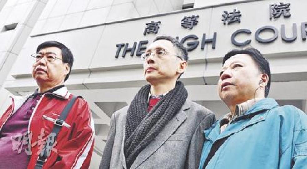 中信泰富要求商罪科交還一批文件,指文件受法律專業特權保護,雙方昨在高院對簿公堂,一批中信泰富小股東(圖)到庭旁聽。(劉焌陶攝) 中信泰富要求商罪科交還一批文件,指文件受法律專業特權保護,雙方昨在高院對簿公堂,一批中信泰富小股東(圖)到庭旁聽。(劉焌陶攝)