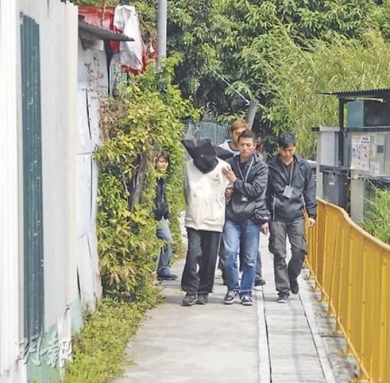 探員在元朗鍾屋村村屋拘捕兩名涉嫌販毒及藏械男子。村屋門外裝上隱蔽閉路電視,提防警方掃蕩。(屈俊樂攝) 探員在元朗鍾屋村村屋拘捕兩名涉嫌販毒及藏械男子。村屋門外裝上隱蔽閉路電視,提防警方掃蕩。(屈俊樂攝)