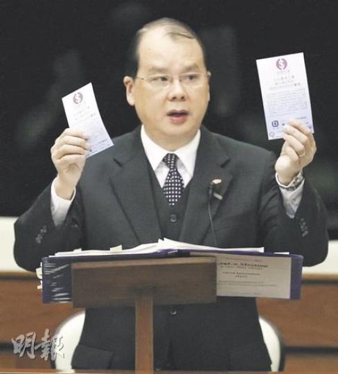 距離最低工資實施尚有不足兩個月,但不少企業對計算工資的方法仍然不清楚,張建宗昨表示,最低工資參考指引擬稿期望可在今個月內備妥及派發。(李紹昌攝) 距離最低工資實施尚有不足兩個月,但不少企業對計算工資的方法仍然不清楚,張建宗昨表示,最低工資參考指引擬稿期望可在今個月內備妥及派發。(李紹昌攝)