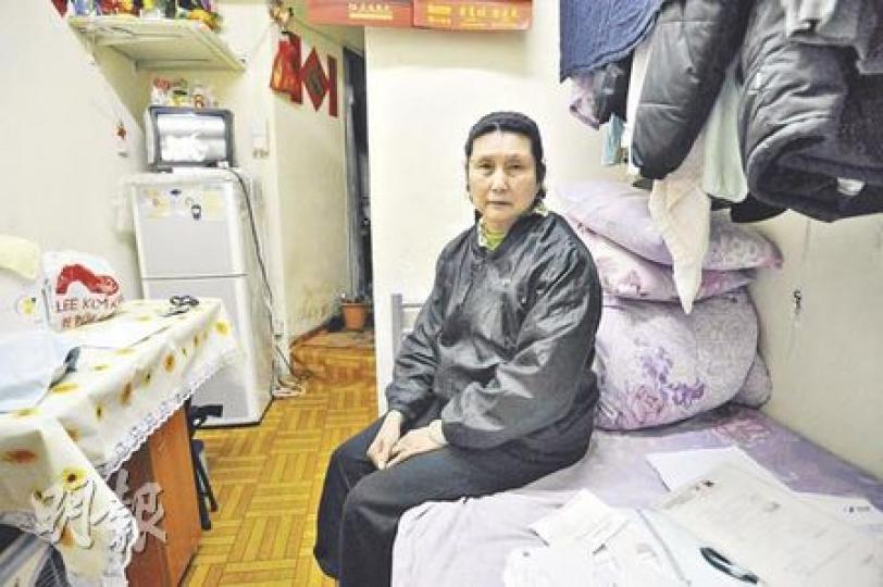 租住劏房單位的張婆婆每月租金連水電為2000元,綜援的租金津貼未能全面補貼這筆租金,她因而要節衣縮食。(葉漢華攝) 租住劏房單位的張婆婆每月租金連水電為2000元,綜援的租金津貼未能全面補貼這筆租金,她因而要節衣縮食。(葉漢華攝)