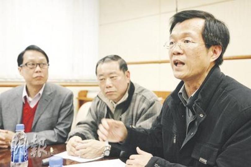 事主黃志煌(右)質疑匡智會無理解僱,「即使工作上做錯也會先收警告信,想不到遇到人事糾紛便以遣散解決」,圖左起為協助他的立法會議員張國柱及工會主席余志明。(郭慶輝攝) 事主黃志煌(右)質疑匡智會無理解僱,「即使工作上做錯也會先收警告信,想不到遇到人事糾紛便以遣散解決」,圖左起為協助他的立法會議員張國柱及工會主席余志明。(郭慶輝攝)