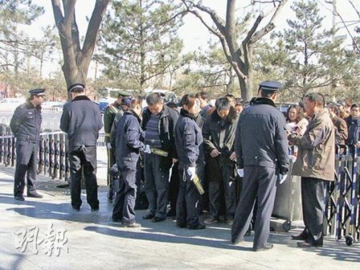 天安門廣場附近昨日加強戒備,連通過廣場附近的行人路的民眾都要逐一搜身安檢。(林迎攝) 天安門廣場附近昨日加強戒備,連通過廣場附近的行人路的民眾都要逐一搜身安檢。(林迎攝)