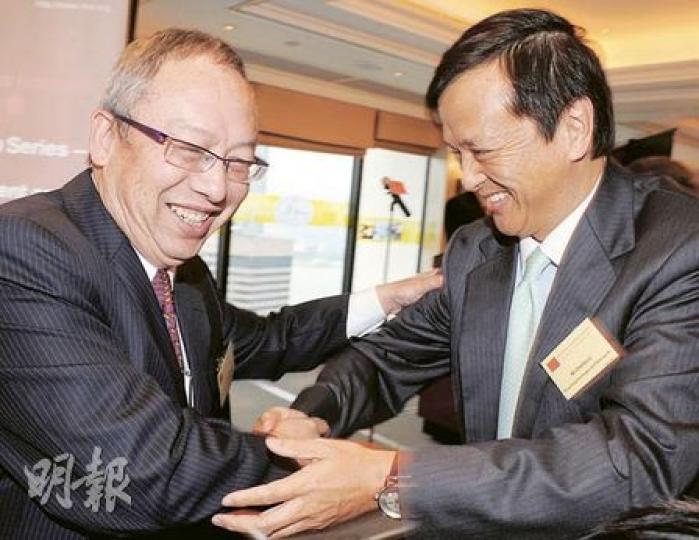 曾任聯交所行政總裁、現任香港華高和升財務顧問有限公司主席的徐耀華(左),與港交所總裁李小加(右)昨日碰面,兩人惺惺相惜,熱情地握手打招呼。(劉焌陶攝) 曾任聯交所行政總裁、現任香港華高和升財務顧問有限公司主席的徐耀華(左),與港交所總裁李小加(右)昨日碰面,兩人惺惺相惜,熱情地握手打招呼。(劉焌陶攝)