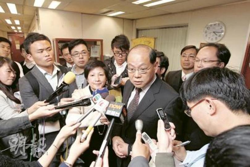 警務處長曾偉雄(中)堅持周日的清場行動無錯,強調「為維護法紀要道歉,是天方夜譚」。(陳志偉攝) 警務處長曾偉雄(中)堅持周日的清場行動無錯,強調「為維護法紀要道歉,是天方夜譚」。(陳志偉攝)