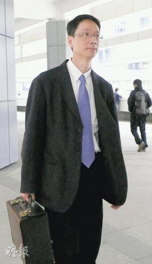 政府化驗所高級化驗師張國強表示,由於菲國人員從不阻止本港人員帶走任何東西,他亦因此在死者的屍體身上找到重要證據。(馮樂琳攝) 政府化驗所高級化驗師張國強表示,由於菲國人員從不阻止本港人員帶走任何東西,他亦因此在死者的屍體身上找到重要證據。(馮樂琳攝)