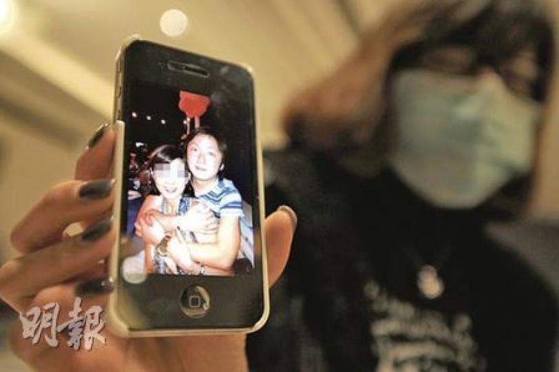 蔡小姐手持電話內與男友合照,悲嘆兩人本打算明年共諧連理,但澳門救護人員涉嫌疏忽,令他們陰陽相隔,她希望當局還他們一個公道。(何家達攝) 蔡小姐手持電話內與男友合照,悲嘆兩人本打算明年共諧連理,但澳門救護人員涉嫌疏忽,令他們陰陽相隔,她希望當局還他們一個公道。(何家達攝)