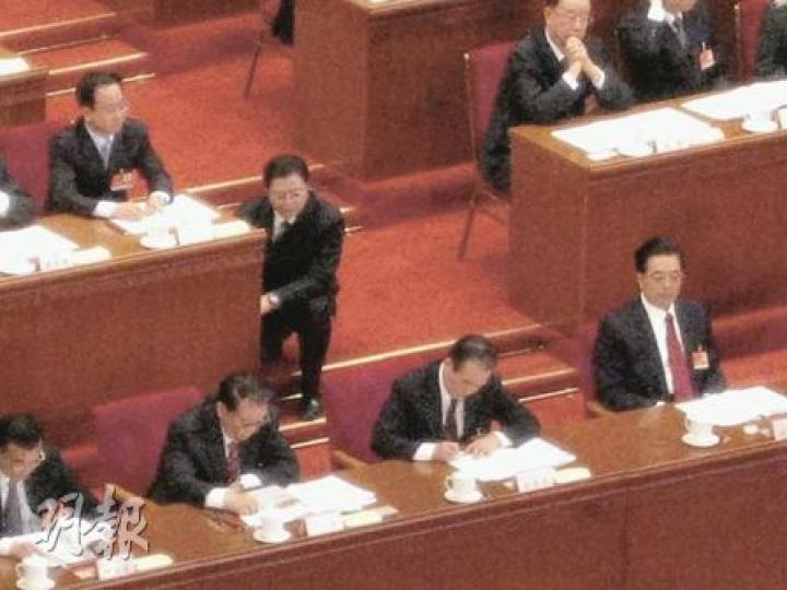 溫總(前右二)在字條上奮筆批示時,工作人員半蹲在令計劃(後左一)座位旁等待。(明報記者攝)溫總批示完後,胡總(前右一)將文件交還給工作人員(前右二)。(明報記者攝) 溫總(前右二)在字條上奮筆批示時,工作人員半蹲在令計劃(後左一)座位旁等待。(明報記者攝)溫總批示完後,胡總(前右一)將文件交還給工作人員(前右二)。(明報記者攝)