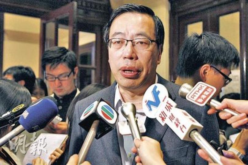 中午才由北京回港的經濟動力梁君彥指出,會支持政府的臨時撥款決議案,不希望其他議員「搞事」。(李紹昌攝)立法會內務委員會的焦點,是會否就臨時撥款決議案成立小組委員會,決議案下周三表決。圖為民主黨張文光(中排右三)與職工盟李卓人(中排右二)在會上交頭接耳。(李紹昌攝) 中午才由北京回港的經濟動力梁君彥指出,會支持政府的臨時撥款決議案,不希望其他議員「搞事」。(李紹昌攝)立法會內務委員會的焦點,是會否就臨時撥款決議案成立小組委員會,決議案下周三表決。圖為民主黨張文光(中排右三)與職工盟李卓人(中排右二)在會上交頭接耳。(李紹昌攝)