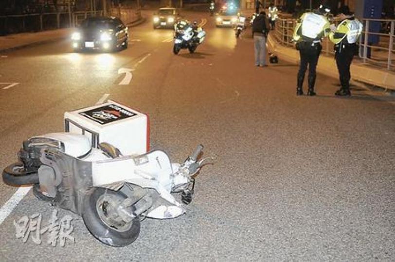 一名電單車外賣速遞員,駕駛電單車在廣善街失控撞欄,車頭嚴重損毁,男司機送院搶救後傷重死亡。(衛永康攝) 一名電單車外賣速遞員,駕駛電單車在廣善街失控撞欄,車頭嚴重損毁,男司機送院搶救後傷重死亡。(衛永康攝)