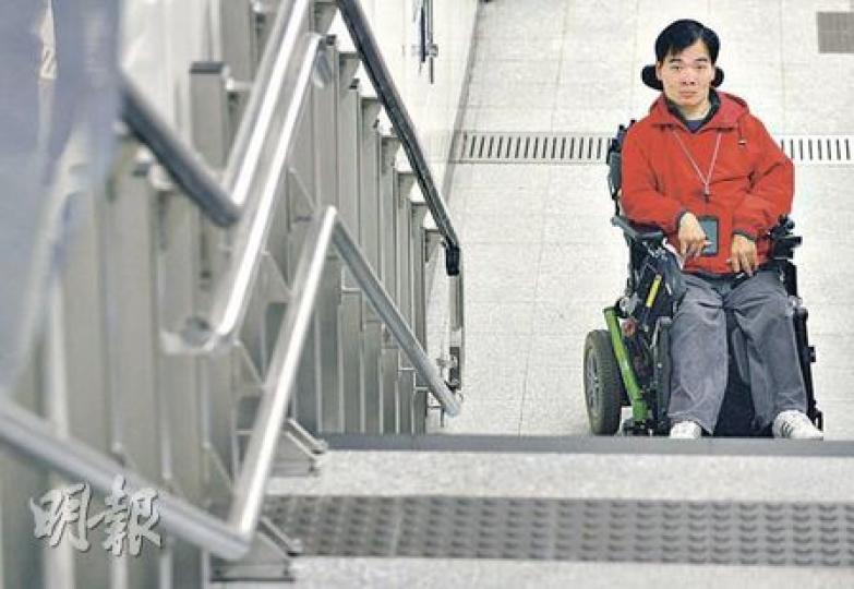 路向四肢傷殘人士協會副主席羅偉祥,兩個月前使用荔枝角站樓梯機時,機器運行期間故障令他卡在半空,等了個半小時才獲救。他期望全線港鐵站興建垂直升降機,方便殘疾人士上落。(林振東攝) 路向四肢傷殘人士協會副主席羅偉祥,兩個月前使用荔枝角站樓梯機時,機器運行期間故障令他卡在半空,等了個半小時才獲救。他期望全線港鐵站興建垂直升降機,方便殘疾人士上落。(林振東攝)