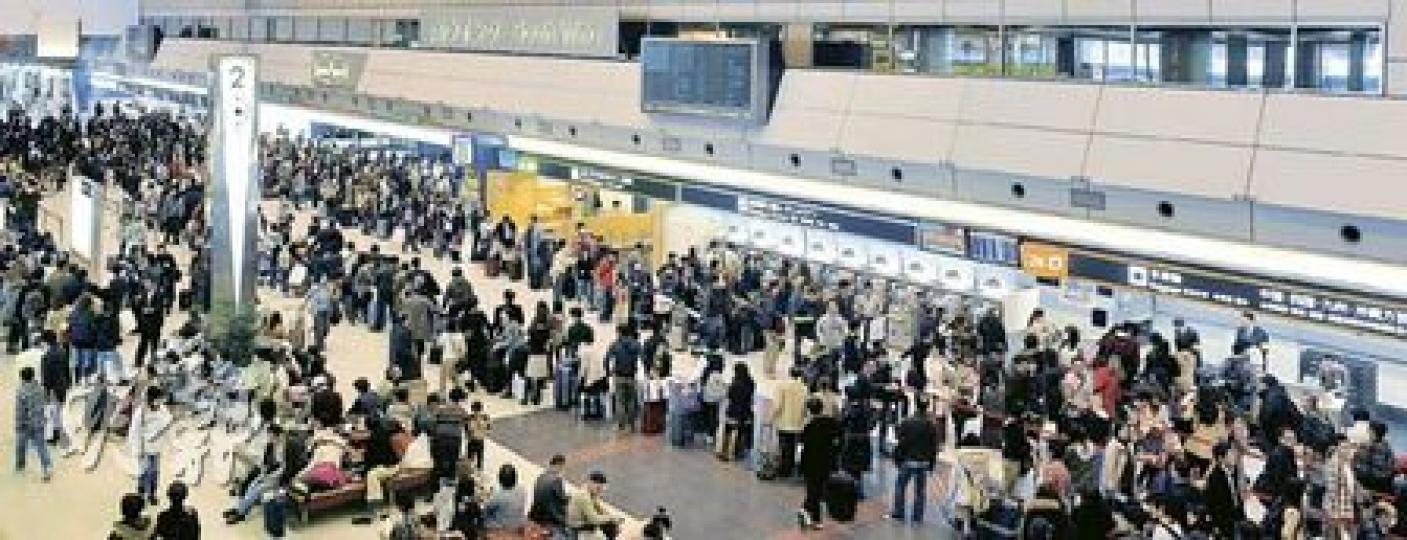 東京羽田機場的航班陸續恢復正常,但仍有大批旅客滯留,離境大堂大排長龍,旅客雖不知要等至何時才能離開,但並無鼓譟,秩序井然。(余俊亮攝) 東京羽田機場的航班陸續恢復正常,但仍有大批旅客滯留,離境大堂大排長龍,旅客雖不知要等至何時才能離開,但並無鼓譟,秩序井然。(余俊亮攝)