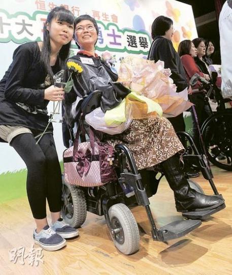 鄧英蘭(左二)20多年前一次交通意外,失去左手左腳,經歷重重難關,冒着流產風險誕下一女,一手一腳把她撫養成人。女兒(左一)今已年屆18歲長大成人。(劉焌陶攝)(明報製圖) 鄧英蘭(左二)20多年前一次交通意外,失去左手左腳,經歷重重難關,冒着流產風險誕下一女,一手一腳把她撫養成人。女兒(左一)今已年屆18歲長大成人。(劉焌陶攝)(明報製圖)