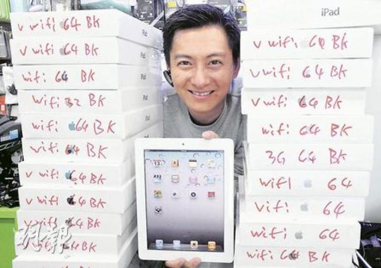 首批iPad 2水貨昨晨抵港香港,雖然價錢較美國官方定價貴近倍,但仍然暢銷,先達水貨店檔主劉志剛(圖)入貨五六十部,至昨晚已近售清。(尹錦恩攝) 首批iPad 2水貨昨晨抵港香港,雖然價錢較美國官方定價貴近倍,但仍然暢銷,先達水貨店檔主劉志剛(圖)入貨五六十部,至昨晚已近售清。(尹錦恩攝)
