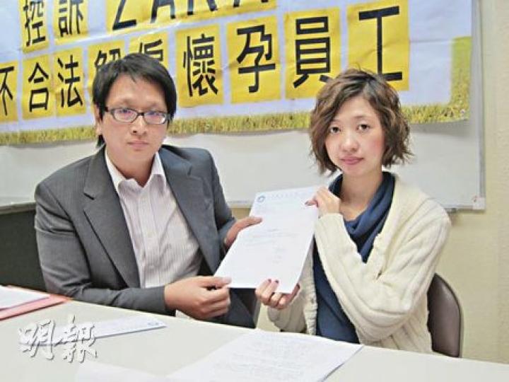 麥小姐(右)向同事透露懷孕消息後兩個月被解僱,勞工處及平機會接獲投訴後已受理個案。(林綺琪攝) 麥小姐(右)向同事透露懷孕消息後兩個月被解僱,勞工處及平機會接獲投訴後已受理個案。(林綺琪攝)