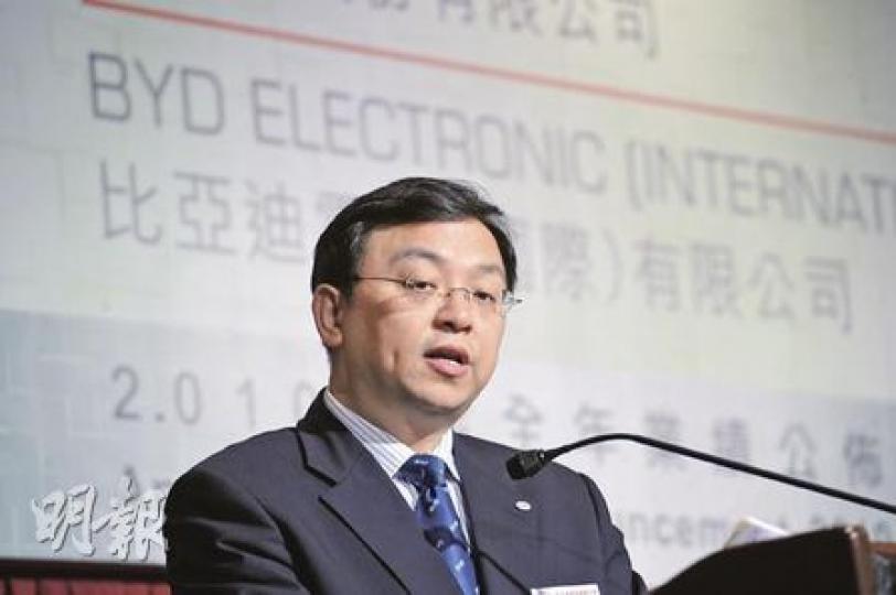 面對內地先後撤消汽車購置稅優惠及實施買車「搖號令」,王傳福料比亞迪今年汽車銷售增長將與市場同步,大約在10%至15%之間。(尹錦恩攝) 面對內地先後撤消汽車購置稅優惠及實施買車「搖號令」,王傳福料比亞迪今年汽車銷售增長將與市場同步,大約在10%至15%之間。(尹錦恩攝)