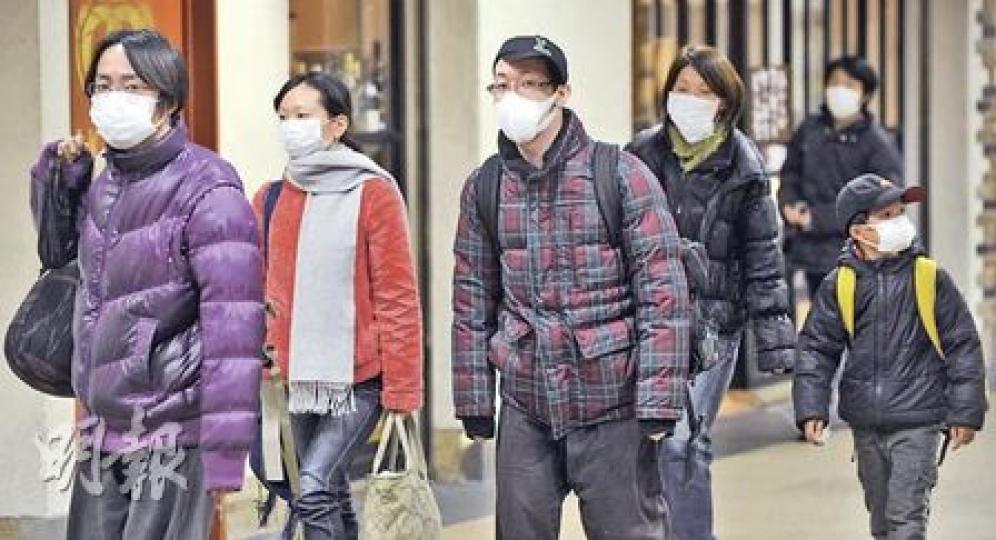 街上戴上口罩的人明顯比前兩天多,可能大家都怕核輻射,但真的有用嗎?但藥房並未見搶購口罩的人潮。(余俊亮攝) 街上戴上口罩的人明顯比前兩天多,可能大家都怕核輻射,但真的有用嗎?但藥房並未見搶購口罩的人潮。(余俊亮攝)