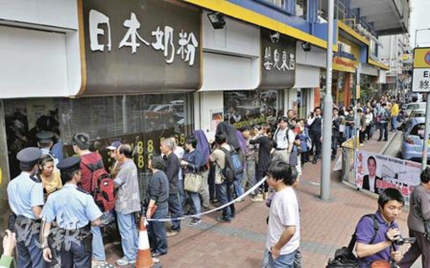 核泄漏事件令本港家長擔心日本入口奶粉受影響,太子一間日本嬰兒用品店,昨早出現搶購日本奶粉的人龍。該店舖取消日常提供的九折優惠,但並無加價,最高峰時有逾300人在門外排隊。(林錫禮攝)李小姐與她的姐妹從粉嶺坐車到太子,為各人幼兒購入兩箱16罐奶粉。(林錫禮攝) 核泄漏事件令本港家長擔心日本入口奶粉受影響,太子一間日本嬰兒用品店,昨早出現搶購日本奶粉的人龍。該店舖取消日常提供的九折優惠,但並無加價,最高峰時有逾300人在門外排隊。(林錫禮攝)李小姐與她的姐妹從粉嶺坐車到太子,為各人幼兒購入兩箱16罐奶粉。(林錫禮攝)