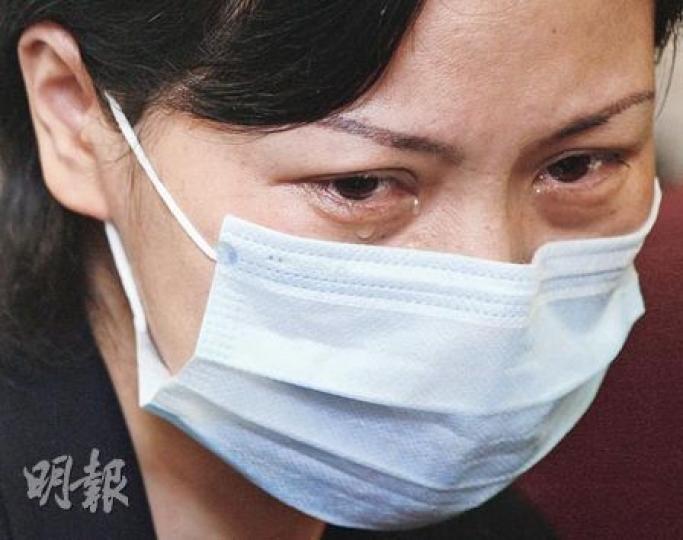含淚哭訴易小玲在馬尼拉人質事件中被槍傷至下顎全毁,她昨日哭訴保險公司拒絕賠償,「是否要死才賠畀我﹖」(林振東攝) 含淚哭訴易小玲在馬尼拉人質事件中被槍傷至下顎全毁,她昨日哭訴保險公司拒絕賠償,「是否要死才賠畀我﹖」(林振東攝)