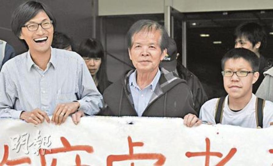 菜園村民「波叔」陳錦清(中)被控襲擊港鐵保安員昨提堂,關注組成員朱凱迪(左)等人陪同他出庭。(葉漢華攝) 菜園村民「波叔」陳錦清(中)被控襲擊港鐵保安員昨提堂,關注組成員朱凱迪(左)等人陪同他出庭。(葉漢華攝)