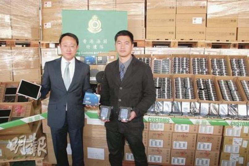 海關在內河船上的一個貨櫃內,檢獲總值3200多萬元的電子貨物。海關特遣隊第一組指揮官陳子達(左)表示,利用內河船走私的手法並不常見。圖右為海關特遣隊高級督察呂少輝。(雲錦鋒攝) 海關在內河船上的一個貨櫃內,檢獲總值3200多萬元的電子貨物。海關特遣隊第一組指揮官陳子達(左)表示,利用內河船走私的手法並不常見。圖右為海關特遣隊高級督察呂少輝。(雲錦鋒攝)