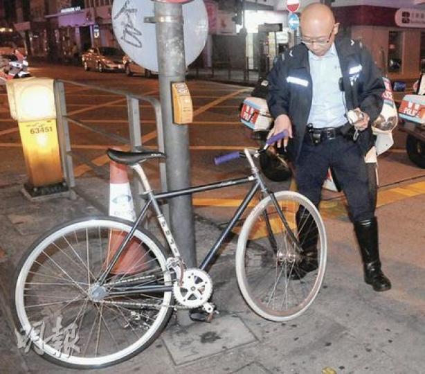 警員檢視肇事「梗牙單車」,該車前輪損毁,手把並無煞車掣。(蔡方山攝)騎「梗牙單車」涉嫌衝燈青年,遭的士撞傷送院治理。(蔡方山攝) 警員檢視肇事「梗牙單車」,該車前輪損毁,手把並無煞車掣。(蔡方山攝)騎「梗牙單車」涉嫌衝燈青年,遭的士撞傷送院治理。(蔡方山攝)
