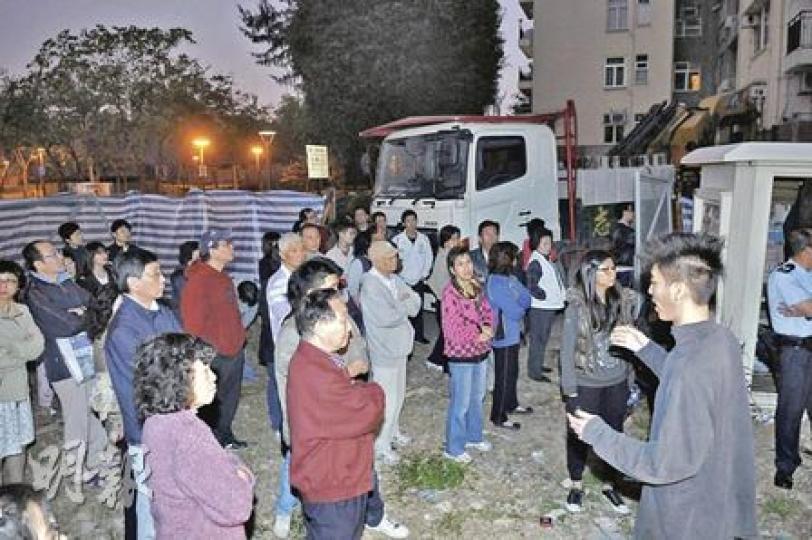大批美孚新邨居民反對地盤興建新樓,昨凌晨大貨車運送建築物料到地盤期間,居民阻止貨車駛入地盤,事件擾攘逾兩小時。(蔡方山攝) 大批美孚新邨居民反對地盤興建新樓,昨凌晨大貨車運送建築物料到地盤期間,居民阻止貨車駛入地盤,事件擾攘逾兩小時。(蔡方山攝)