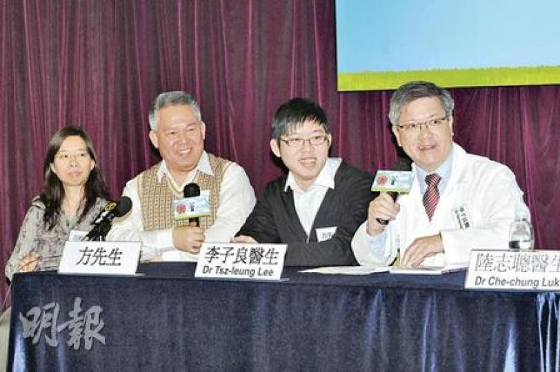 李子良醫生(右一)指初次與方效文(右二)會診時,其髖骨關節已受永久破壞,但他接受新藥治療後,外表與常人無異,昨日在父母陪同下出席記者會。(陳淑安攝)港大李嘉誠醫學院兒童及青少年科學系系主任劉宇隆表示,外國有一名94歲老婦,8歲時確診患上幼年特發性關節炎,60歲前一直沒有接受治療,其手掌及手腕骨被嚴重磨損,導致手指軟骨組織塌陷,手指陷入手掌中,嚴重變形。(陳淑安攝) 李子良醫生(右一)指初次與方效文(右二)會診時,其髖骨關節已受永久破壞,但他接受新藥治療後,外表與常人無異,昨日在父母陪同下出席記者會。(陳淑安攝)港大李嘉誠醫學院兒童及青少年科學系系主任劉宇隆表示,外國有一名94歲老婦,8歲時確診患上幼年特發性關節炎,60歲前一直沒有接受治療,其手掌及手腕骨被嚴重磨損,導致手指軟骨組織塌陷,手指陷入手掌中,嚴重變形。(陳淑安攝)