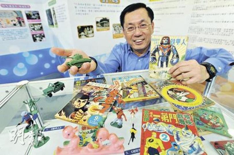 玩具收藏家任正全(圖)從舊屋邨、舊士多及舊玩具店蒐集了約600件懷舊玩具。他說,小時候未能擁有這些玩具,故長大後四處蒐集,重拾童真。(尹錦恩攝) 玩具收藏家任正全(圖)從舊屋邨、舊士多及舊玩具店蒐集了約600件懷舊玩具。他說,小時候未能擁有這些玩具,故長大後四處蒐集,重拾童真。(尹錦恩攝)