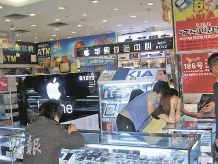 在中關村鼎好大廈地下一層,70%的蘋果產品銷售商有賣iPad 2水貨。(劉洪慶攝) 在中關村鼎好大廈地下一層,70%的蘋果產品銷售商有賣iPad 2水貨。(劉洪慶攝)