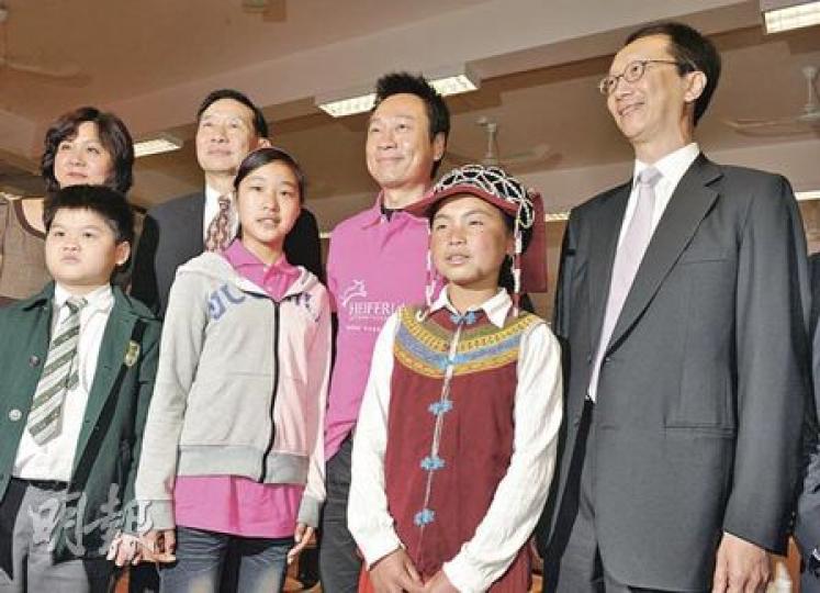 前財爺阿松(右1)、匯豐亞太區行政總裁王冬勝(後排左2),不及黎耀祥(後排右2)咁得小朋友歡心。(劉焌陶攝) 前財爺阿松(右1)、匯豐亞太區行政總裁王冬勝(後排左2),不及黎耀祥(後排右2)咁得小朋友歡心。(劉焌陶攝)