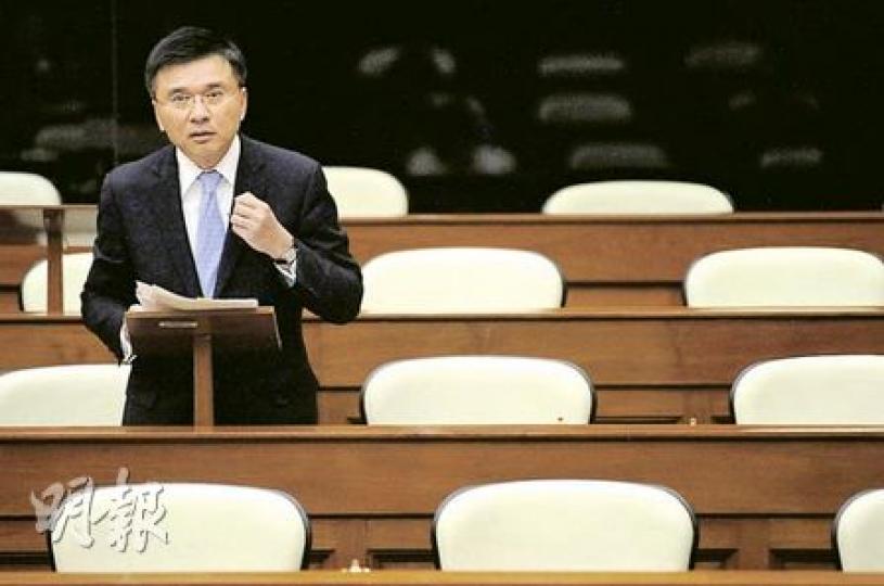 立法會昨審議臨時撥款,財經事務及庫務局長陳家強神情肅穆,他對上周臨時撥款遭否決,感到不幸及痛心。(何家達攝)十多名工聯會成員昨日在立法會門外示威,要求議員通過臨時撥款,避免政府公共開支停頓,令長者未能領取生果金。(何家達攝)上周三有十多名建制派議員到北京出席兩會,令臨時撥款在泛民棄權和不投票下,史無前例遭否決。但昨日會議廳所見,大部分建制派都有出席會議,為政府通過臨時撥款護航。(何家達攝) 立法會昨審議臨時撥款,財經事務及庫務局長陳家強神情肅穆,他對上周臨時撥款遭否決,感到不幸及痛心。(何家達攝)十多名工聯會成員昨日在立法會門外示威,要求議員通過臨時撥款,避免政府公共開支停頓,令長者未能領取生果金。(何家達攝)上周三有十多名建制派議員到北京出席兩會,令臨時撥款在泛民棄權和不投票下,史無前例遭否決。但昨日會議廳所見,大部分建制派都有出席會議,為政府通過臨時撥款護航。(何家達攝)