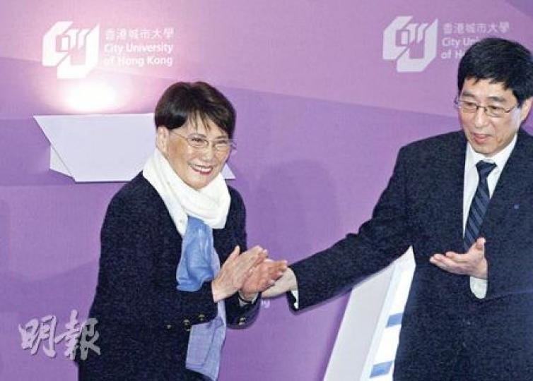 TVB一姐方逸華（左），噚日以邵氏基金會主席身分，出席城大邵逸夫創意媒體中心命名典禮，城大校長郭位（右）回敬，感謝邵氏基金會支持。（林振東攝）