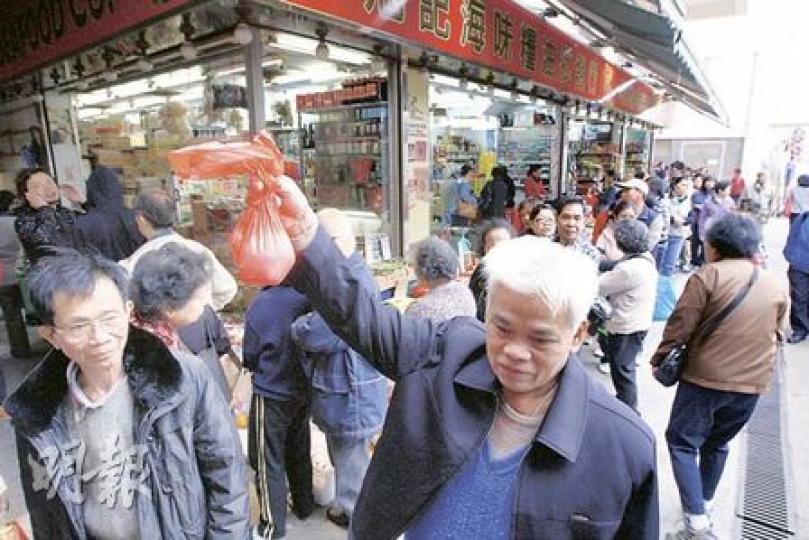 北角的食鹽由原本1.5元加至10元一包,但仍然十分搶手,有阿伯慶幸買得一包。北角渣華道街市的購鹽人龍一度長約百人,伸延向海邊,排隊者主要是長者和外籍傭工,不少人一邊排隊,一邊問﹕「這裏買什麼?」(李紹昌攝)食衛局長周一嶽強調食鹽無助防輻射,食用過量反而影響健康。(李紹昌攝) 北角的食鹽由原本1.5元加至10元一包,但仍然十分搶手,有阿伯慶幸買得一包。北角渣華道街市的購鹽人龍一度長約百人,伸延向海邊,排隊者主要是長者和外籍傭工,不少人一邊排隊,一邊問﹕「這裏買什麼?」(李紹昌攝)食衛局長周一嶽強調食鹽無助防輻射,食用過量反而影響健康。(李紹昌攝)