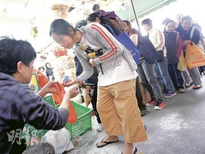 北角渣華道市政大廈旁一間雜貨店,開舖後包裝食鹽旋即被搶購一空,只剩下一大包50公斤粗鹽,由店員(左一)分發出售。每包不足一磅,仍吸引逾百市民以10元一包輪購,等於原價10倍。(李紹昌攝)上水街市食鹽由2元加至20元一磅,有師奶已100元買5磅「看門口」。(尹錦恩攝)有市民不想排隊買鹽,索性買雞粉,令雞粉售量也較平日多。(李紹昌攝) 北角渣華道市政大廈旁一間雜貨店,開舖後包裝食鹽旋即被搶購一空,只剩下一大包50公斤粗鹽,由店員(左一)分發出售。每包不足一磅,仍吸引逾百市民以10元一包輪購,等於原價10倍。(李紹昌攝)上水街市食鹽由2元加至20元一磅,有師奶已100元買5磅「看門口」。(尹錦恩攝)有市民不想排隊買鹽,索性買雞粉,令雞粉售量也較平日多。(李紹昌攝)