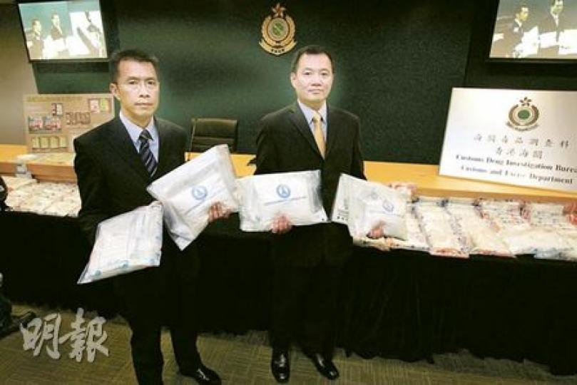 海關毒品調查科監督黃瑞祥(左)及毒品調查科(製造及分銷)指揮官林立仁,展示檢獲的570萬元毒品。(鍾炳然攝) 海關毒品調查科監督黃瑞祥(左)及毒品調查科(製造及分銷)指揮官林立仁,展示檢獲的570萬元毒品。(鍾炳然攝)