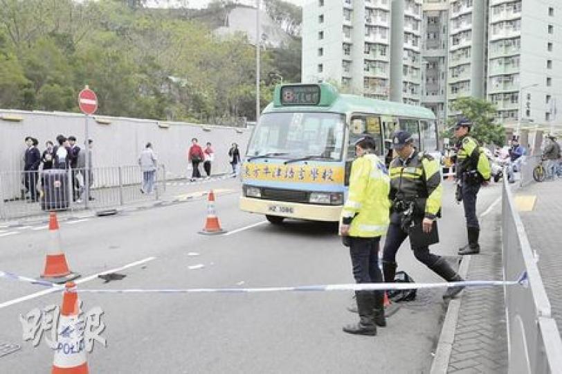 何文田一名女學生昨午懷疑過馬路期間突然走回頭,被駛至專線小巴撞倒,警方封鎖現場調查。(林錫禮攝)中二女生過馬路時被小巴撞及,疑遭車頭噴水器插傷後腦,送院後情况嚴重。(林錫禮攝)女生頭部大量流血,現場留下救護員救治女生時剪下的頭髮及大攤血漬。(林錫禮攝) 何文田一名女學生昨午懷疑過馬路期間突然走回頭,被駛至專線小巴撞倒,警方封鎖現場調查。(林錫禮攝)中二女生過馬路時被小巴撞及,疑遭車頭噴水器插傷後腦,送院後情况嚴重。(林錫禮攝)女生頭部大量流血,現場留下救護員救治女生時剪下的頭髮及大攤血漬。(林錫禮攝)