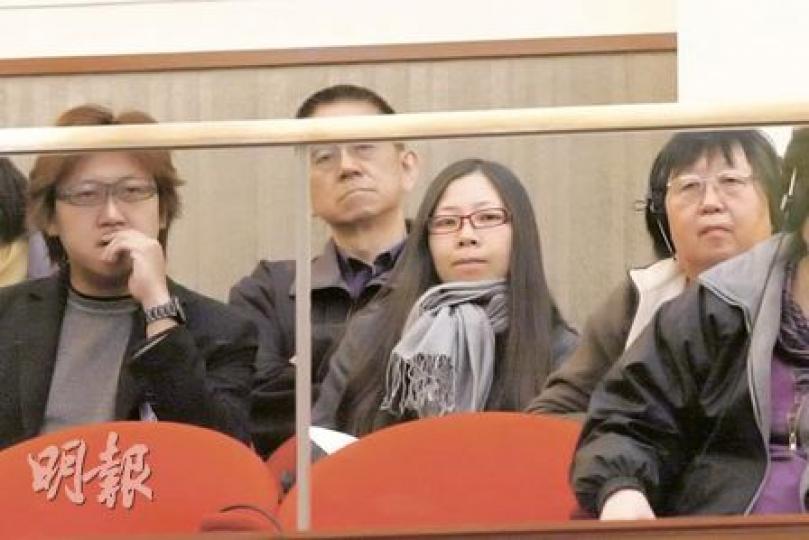 謝志堅(左一)、李瀅銓(右二)及死者謝廷駿的母親,昨在立法會議旁聽休會辯論菲律賓人質事件,他們昨亦聯署支持倖存者陳國柱及易小玲,二人發表聲明批評保險公司美亞拒絕賠償。(李紹昌攝) 謝志堅(左一)、李瀅銓(右二)及死者謝廷駿的母親,昨在立法會議旁聽休會辯論菲律賓人質事件,他們昨亦聯署支持倖存者陳國柱及易小玲,二人發表聲明批評保險公司美亞拒絕賠償。(李紹昌攝)