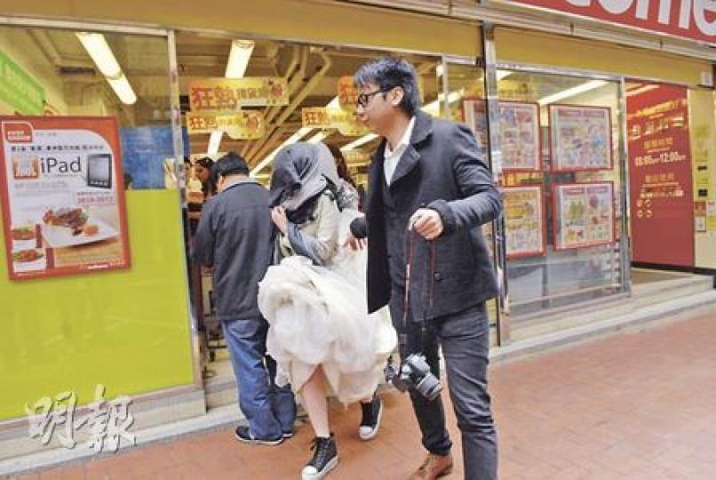 尖沙嘴金巴利道一婚紗店發生火警,一名穿著婚紗的準新娘狼狽逃生,準新娘為躲避傳媒採訪,更跑到對面超級市場。(梁琬珊攝) 尖沙嘴金巴利道一婚紗店發生火警,一名穿著婚紗的準新娘狼狽逃生,準新娘為躲避傳媒採訪,更跑到對面超級市場。(梁琬珊攝)