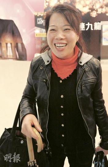 盛薈買家李小姐目前在沙田租樓住,熟悉區內起居環境,由於覺得盛薈開價尚算合理,加上對外交通算方便,昨晚決定以800多萬元購入第5座一個中層單位,打算作自住用途。(尹錦恩攝)日本人辰巳先生(右)與他的韓國太太來港工作已有一段時間,目前在紅磡租樓住,今次以830餘萬元,購買了「盛薈」第5座一個中層1030方呎單位,打算作自住用途,並認為樓盤的對外交通較便利。他們強調,今次入市與日本發生的大地震沒有關係。(尹錦恩攝) 盛薈買家李小姐目前在沙田租樓住,熟悉區內起居環境,由於覺得盛薈開價尚算合理,加上對外交通算方便,昨晚決定以800多萬元購入第5座一個中層單位,打算作自住用途。(尹錦恩攝)日本人辰巳先生(右)與他的韓國太太來港工作已有一段時間,目前在紅磡租樓住,今次以830餘萬元,購買了「盛薈」第5座一個中層1030方呎單位,打算作自住用途,並認為樓盤的對外交通較便利。他們強調,今次入市與日本發生的大地震沒有關係。(尹錦恩攝)