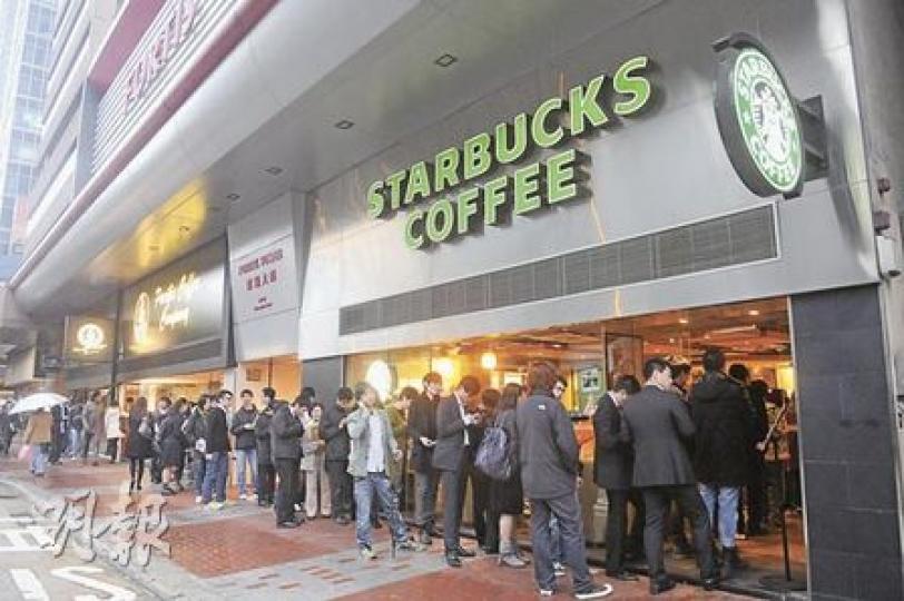 飲咖啡可以幫助日本災民?灣仔告士打道星巴克昨日有不少市民排隊大半句鐘,只為光顧買杯飲料,因該店會將當日下午3時至5時15分收入捐予日本作重建工作。(陳淑安攝)中七學生梁曉晴(左起)及劉佩莎一放學就前來排隊買咖啡做善事,盼能為日本賑災盡一點心意。(余卓善攝)日本人鈴木康太郎在辦公時間和同事到銅鑼灣廣場的星巴克購買飲品,並拍下店外人龍和在日本的朋友分享港人善心。(余卓善攝) 飲咖啡可以幫助日本災民?灣仔告士打道星巴克昨日有不少市民排隊大半句鐘,只為光顧買杯飲料,因該店會將當日下午3時至5時15分收入捐予日本作重建工作。(陳淑安攝)中七學生梁曉晴(左起)及劉佩莎一放學就前來排隊買咖啡做善事,盼能為日本賑災盡一點心意。(余卓善攝)日本人鈴木康太郎在辦公時間和同事到銅鑼灣廣場的星巴克購買飲品,並拍下店外人龍和在日本的朋友分享港人善心。(余卓善攝)
