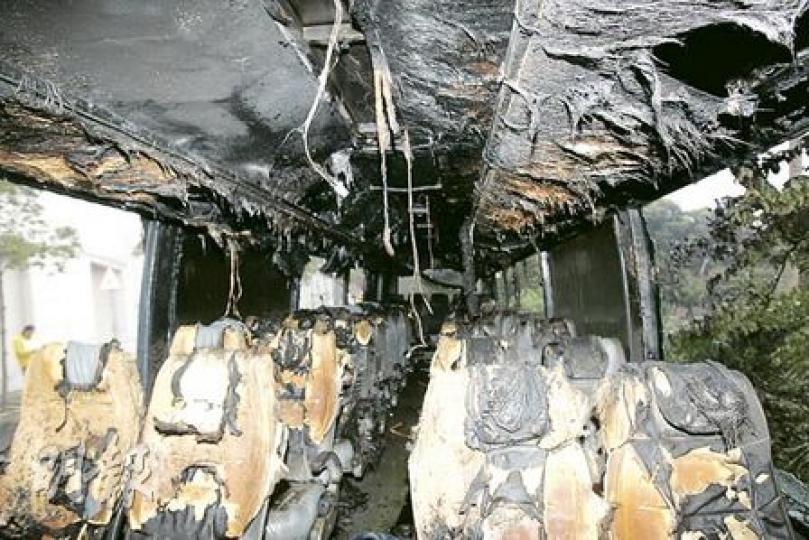 旅遊巴內部嚴重焚毁,車內大部分行李被燒掉。(鍾炳然攝)旅遊巴往山頂途中起火,幸剛來港的32名印度旅客有驚無險,全部無受傷。(鍾炳然攝) 旅遊巴內部嚴重焚毁,車內大部分行李被燒掉。(鍾炳然攝)旅遊巴往山頂途中起火,幸剛來港的32名印度旅客有驚無險,全部無受傷。(鍾炳然攝)