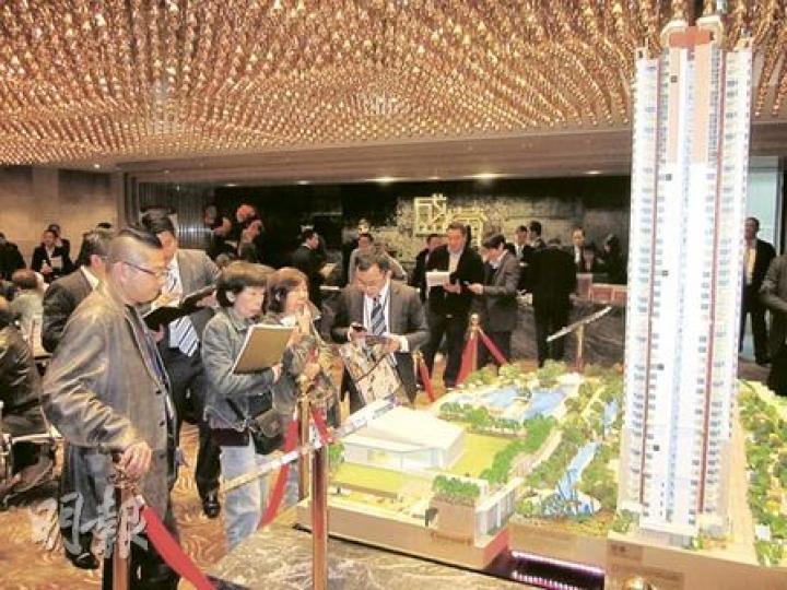 「盛薈」昨再售出30餘個單位,令樓盤兩日售出單位數目增至逾130個。昨天下午,盛薈售樓處現場的人流仍算暢旺。(林可為攝)長實郭子威(右)指出,盛薈日前已公布售價的172個向獅子山單位,將會推遲開售(原定最快昨日可發售)。(林可為攝) 「盛薈」昨再售出30餘個單位,令樓盤兩日售出單位數目增至逾130個。昨天下午,盛薈售樓處現場的人流仍算暢旺。(林可為攝)長實郭子威(右)指出,盛薈日前已公布售價的172個向獅子山單位,將會推遲開售(原定最快昨日可發售)。(林可為攝)