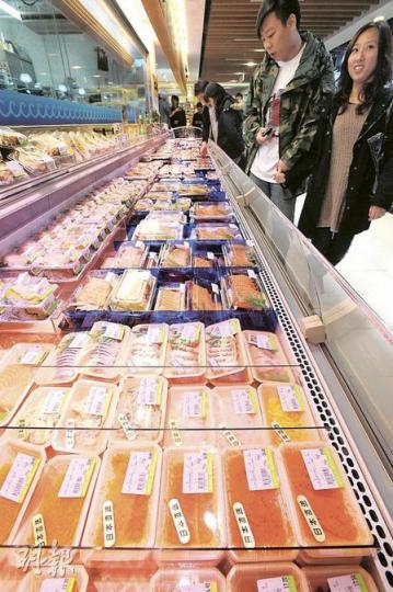 一田百貨的雪櫃內來自日本的食品,部分產品如蟹籽貼上「日本直送」的標貼,但三文魚及包裝壽司則無標明來源地。(何家達攝) 一田百貨的雪櫃內來自日本的食品,部分產品如蟹籽貼上「日本直送」的標貼,但三文魚及包裝壽司則無標明來源地。(何家達攝)