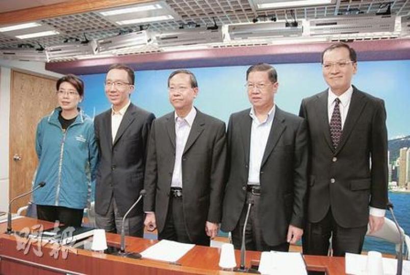 保安局副局長黎棟國說,香港明年的核事故大演習,將參考福島事故,制訂演習大綱。左起為國泰航空公司董事(企業事務)莊偉茵、食物及衛生局副局長梁卓偉、黎棟國、能源諮詢委員會主席梁廣灝及天文台高級科學主任馬偉民。(歐文瀚攝)日本發生世紀大地震,並引發海嘯及核輻射危機,本港有商場近日設置祈福板,讓市民寫上祝福字句。(何家達攝) 保安局副局長黎棟國說,香港明年的核事故大演習,將參考福島事故,制訂演習大綱。左起為國泰航空公司董事(企業事務)莊偉茵、食物及衛生局副局長梁卓偉、黎棟國、能源諮詢委員會主席梁廣灝及天文台高級科學主任馬偉民。(歐文瀚攝)日本發生世紀大地震,並引發海嘯及核輻射危機,本港有商場近日設置祈福板,讓市民寫上祝福字句。(何家達攝)