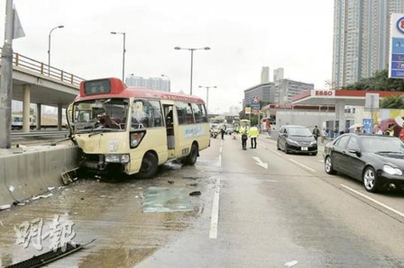 在太子道東與平治房車相撞的公共小巴,車頭損毁嚴重擱在路邊,車上多名乘客受傷(林錫禮攝) 在太子道東與平治房車相撞的公共小巴,車頭損毁嚴重擱在路邊,車上多名乘客受傷(林錫禮攝)