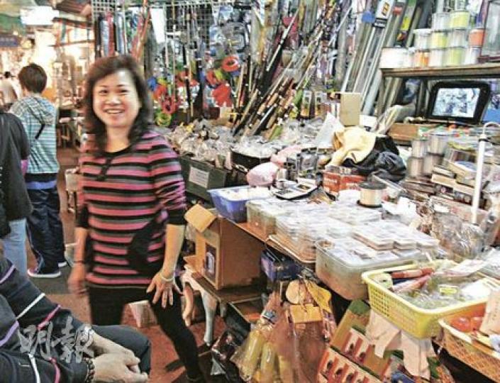 深水埗鴨寮街釣魚用舖東主梁女士稱,昨日5時許突有幾秒暈眩,聽新聞後才回想起可能是地震。(鍾炳然攝)(明報製圖) 深水埗鴨寮街釣魚用舖東主梁女士稱,昨日5時許突有幾秒暈眩,聽新聞後才回想起可能是地震。(鍾炳然攝)(明報製圖)