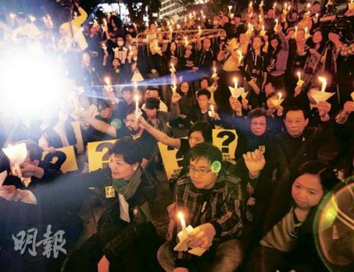 綠色和平舉行「心繫日本地震,反思核電安全」燭光晚會,約500名市民齊集中環皇后像廣場,反對核電發展,同時手持燭光,將溫暖及祝福送予日本地震災民。立法會議員余若薇(前左二)亦有出席。(林振東攝)港人葉先生(右)一家三口出席「反思核電安全」燭光晚會,他認為日本地震引發核危機,正好讓本港市民關注核電安全,藉此亦希望下一代能夠明白核電可能帶來的災害。(林振東攝) 綠色和平舉行「心繫日本地震,反思核電安全」燭光晚會,約500名市民齊集中環皇后像廣場,反對核電發展,同時手持燭光,將溫暖及祝福送予日本地震災民。立法會議員余若薇(前左二)亦有出席。(林振東攝)港人葉先生(右)一家三口出席「反思核電安全」燭光晚會,他認為日本地震引發核危機,正好讓本港市民關注核電安全,藉此亦希望下一代能夠明白核電可能帶來的災害。(林振東攝)